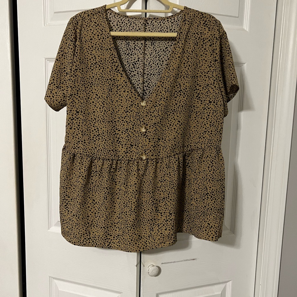 Size L leopard print short sleeve top.